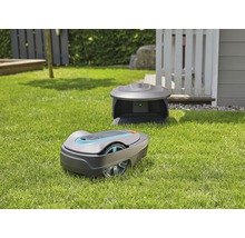 Robotická kosačka Gardena s nabíjacou stanicou na trávniku