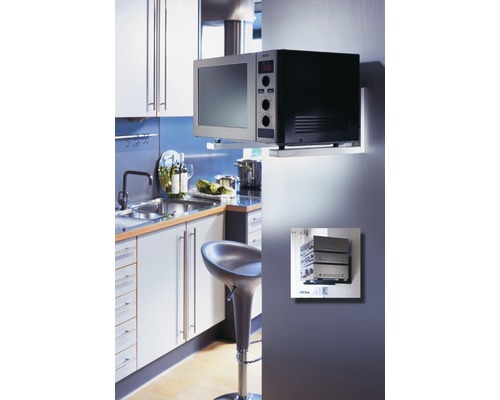 Kuchynská scéna s nerezovou mikrovlnnou rúrou a barovou stoličkou