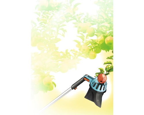 Zberač jabĺk v prevádzke pod jabloňou