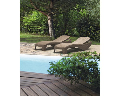 Dve prútené záhradné ležadlá pri bazéne
