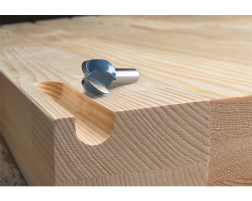 Drážkovacia fréza na kuse dreva s vyfrézovanou drážkou