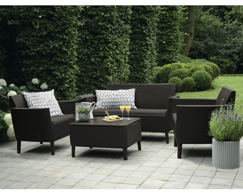 Záhradný nábytok so sedačkou, kreslami a stolom na terase.