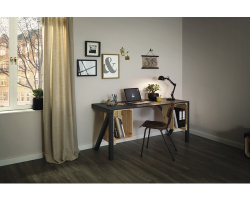 Svetlá pracovňa s pracovným stolom z dreva a kovu, notebookom, stolnou lampou, drevenou stoličkou a dekoráciami