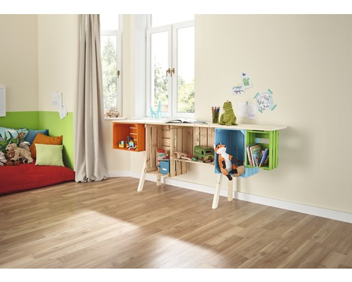 Detská izba so stolom z drevených debien a hračkami