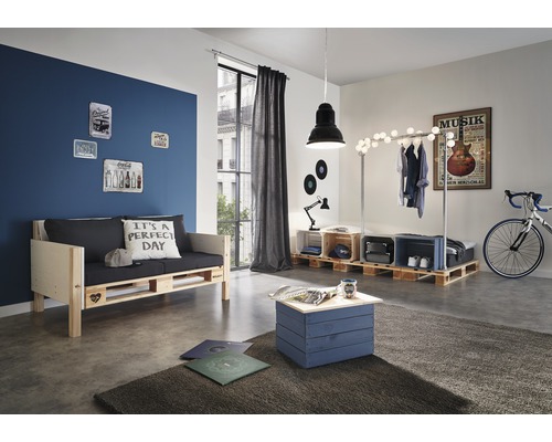 Obývacia izba s nábytkom z paliet, vrátane pohovky, stola a vešiaka na oblečenie