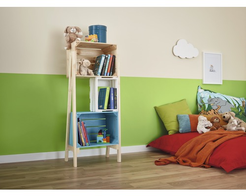 Detská izba s policou z drevených debničiek, hračkami a vankúšmi