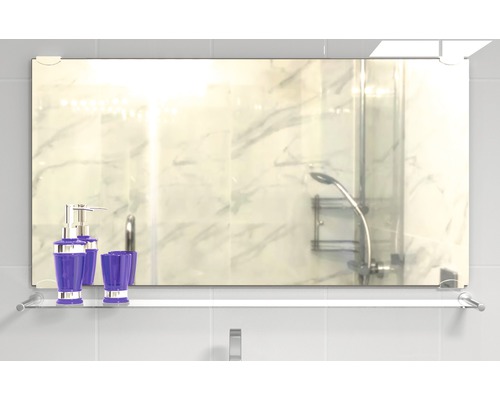 Kúpeľňová scéna so zrkadlom, poličkou a kúpeľňovými doplnkami