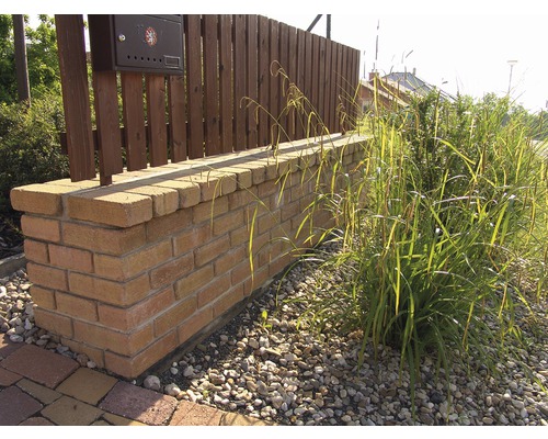 Záhradná múrik z tehál s plotovými stĺpikmi a poštovou schránkou