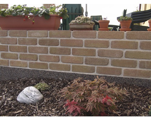 Múr z tehál s rastlinami v kvetináčoch