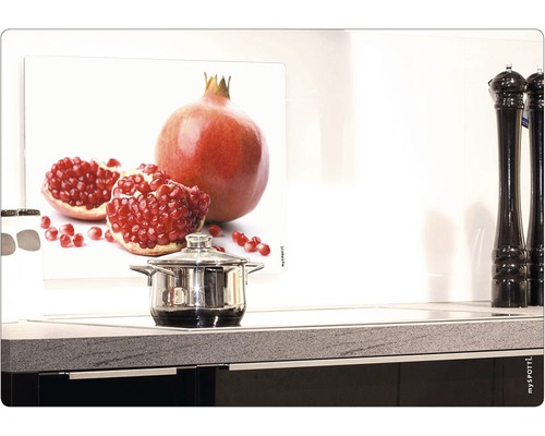 Kuchynská scéna s ochrannou stenou s motívom granátového jablka za hrncom