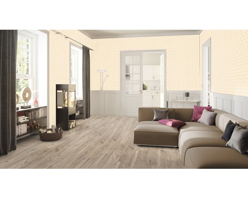 Obývacia izba s pohovkou, knižnicou a vzorovanou tapetou