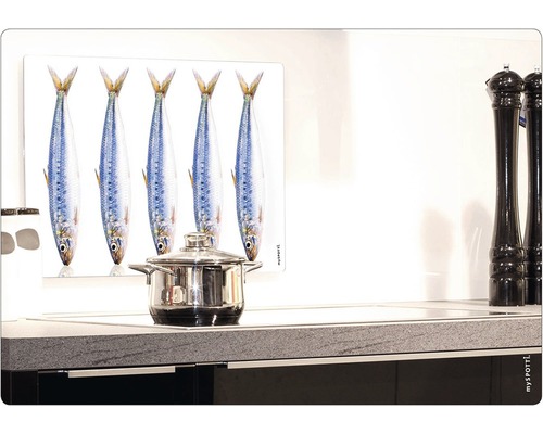 Kryt sporáka s motívom rýb a hrniec na sporáku.