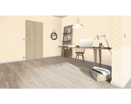 Kancelária so stolom, stoličkou, regálom a dverami v miestnosti so vzorovanou tapetou.