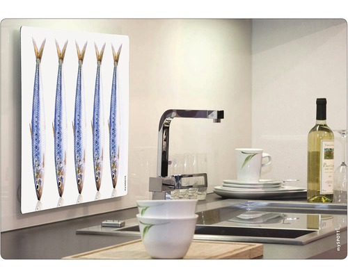 Kuchynská scéna s ochrannou stenou s motívom rýb