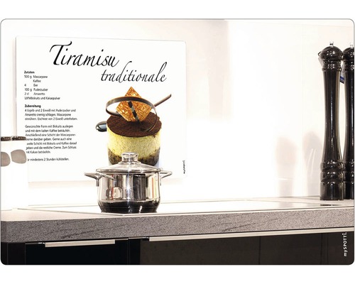 Recept na tiramisu vedľa hrnca na kuchynskej linke