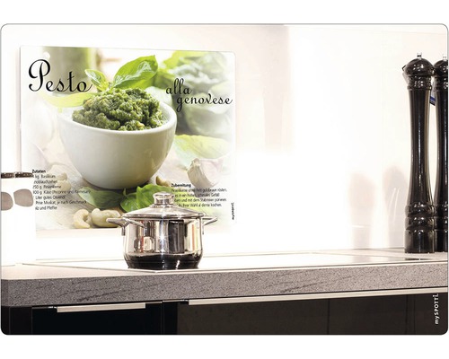 Kuchynská scéna s hrncom na sporáku a receptom na pesto alla Genovese v pozadí