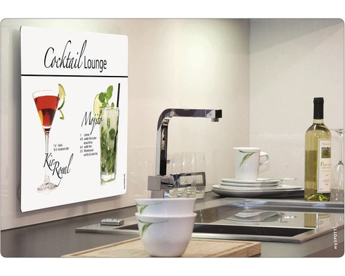 Kuchynská zástena s motívom Cocktail Lounge vedľa drezu.