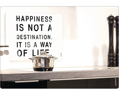 Kuchyňa s hrncom a nástennou maľbou s nápisom ''Happiness is not a destination. It is a way of life.''