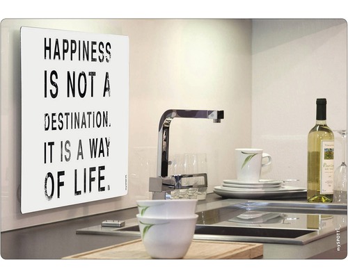 Kuchynská scéna s umývadlom, vodovodnou batériou, riadom, fľašou vína a ozdobnou tabuľkou s nápisom Šťastie nie je cieľ, je to spôsob života.