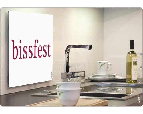 Kuchynská scéna s ochranou proti striekajúcej vode a nápisom odolným proti uhryznutiu