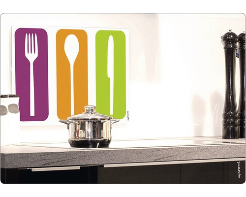 Kuchynská scéna s hrncom na sporáku a kuchynskou zástenou s motívmi nožov, vidličiek a lyžíc