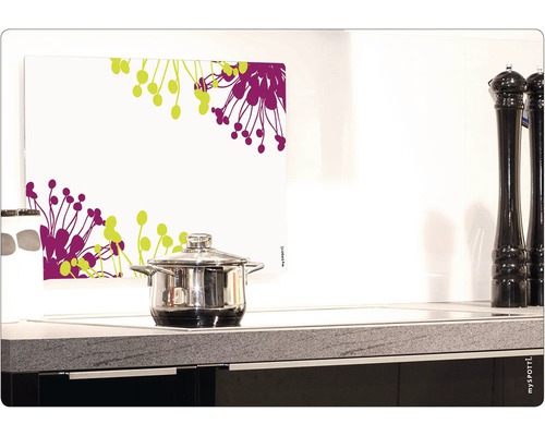 Dekoratívna krycia doska sporáka s kvetinovým motívom v kuchynskom dizajne