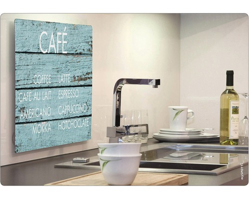 Kuchynská scéna s nástennou dekoráciou s motívmi kávy, drezom, riadom a fľašou vína.