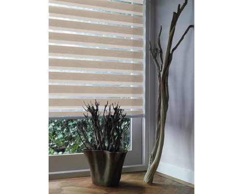 Prúžkovaná roleta pred oknom s rastlinou a dekoráciou