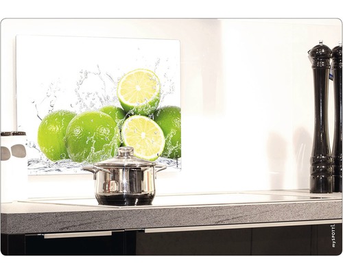 Kuchynská zástena s motívom limetiek nad hrncom na varnej doske