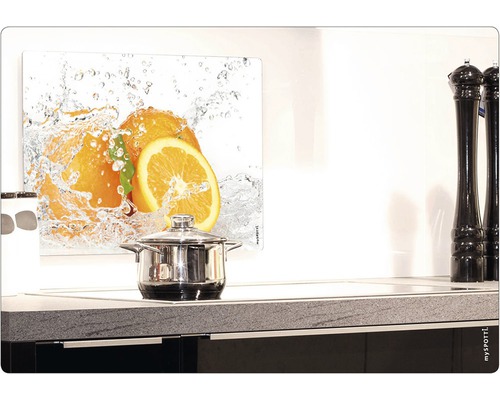 Kuchynská scéna s ochranou proti striekajúcej vode s motívom pomaranča za varnou doskou
