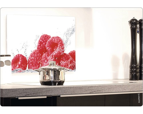 Kuchynská scéna s hrncom na varnej doske a kuchynskou zástenou s motívom malín