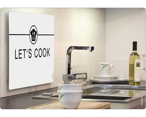 Kuchynská scéna s drezom, riadom a nástennou doskou s nápisom Let''s Cook.