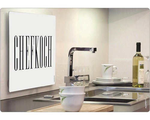 Kuchynská scéna s ochrannou stenou, umývadlom, batériou a riadom