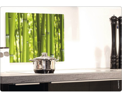 Kuchynská zástena s motívom bambusu nad hrncom na sporáku
