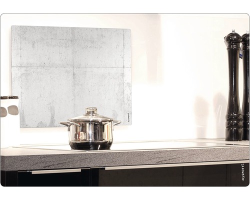 Kuchyňa s sporákom, hrncom a obkladom s betónovým vzhľadom