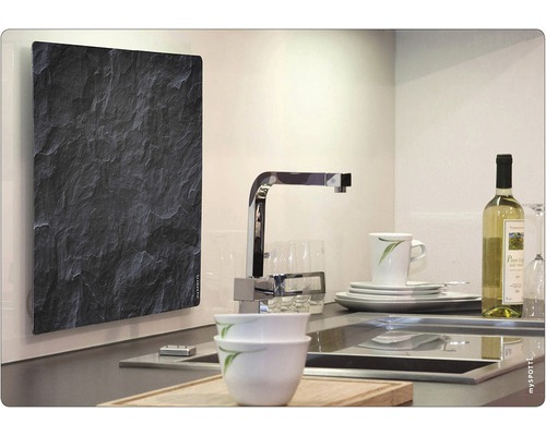 Dekoratívne vykurovacie teleso v kuchynskom prostredí s drezom, batériou a riadom