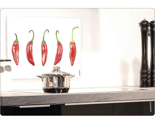 Kuchynská scéna s hrncom a ochranou proti striekajúcej vode s motívom chilli