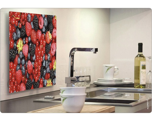 Kuchynská zástena s motívom bobúľ v modernej kuchyni