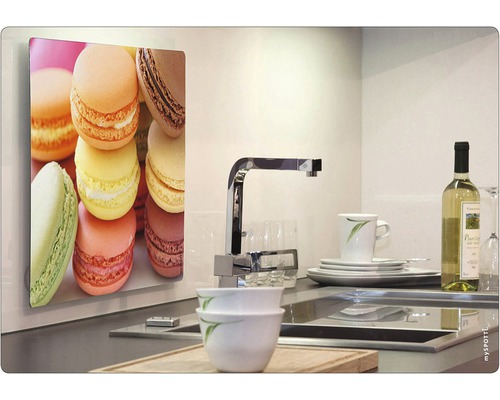 Kuchynská scéna s nástenným panelom s motívom makróniek, drezom, batériou a riadom