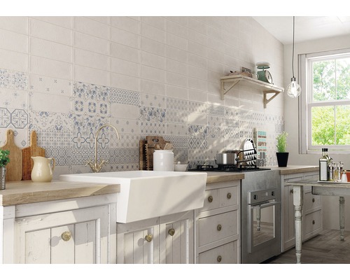 Svetlá kuchyňa s obkladačkami v štýle retro, drez a kuchynské náčinie