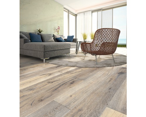 Svetlá obývacia izba s drevenou podlahou, sedačkou a kreslom