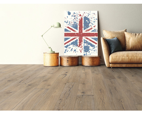 Svetlá obývacia izba s drevenou podlahou, pohovkou a dekoratívnym nástenným umením.