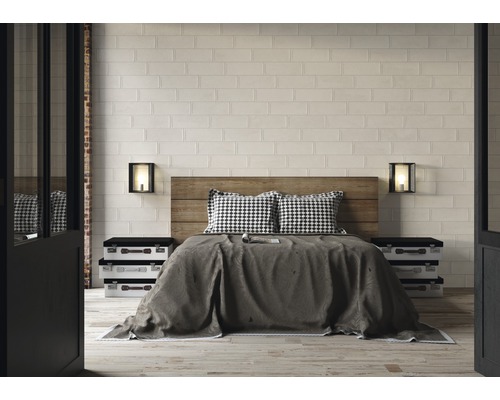 Spálňa s drevenou posteľou, nočnými stolíkmi v dizajne kufra a obkladovými tehlovými dlaždicami