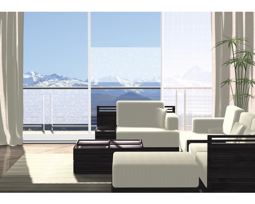 Svetlá obývacia izba s dekoračnou fóliou na okne, pohovkou, kreslom a stolom