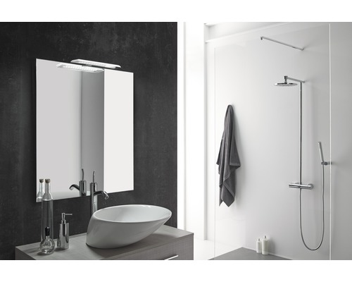 Moderná kúpeľňa s umývadlom, zrkadlom, sprchou a uterákom