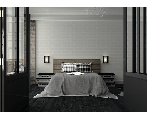 Spálňa s posteľou, nočnými stolíkmi a nástennými svietidlami