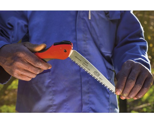 Ručná píla na konáre s červenou rukoväťou