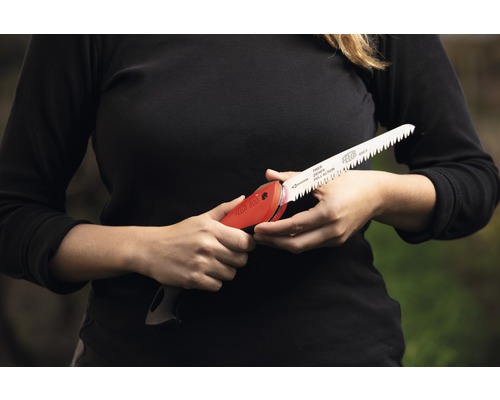 Žena drží skladaciu pílu Felco