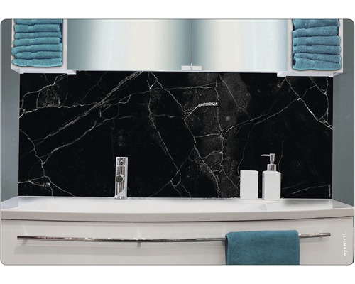 Kúpeľňové umývadlo s čiernym mramorovým pozadím, batériou a kúpeľňovými doplnkami