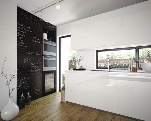Moderná kuchyňa s bielymi skrinkami, tabuľovou stenou a drevenou podlahou